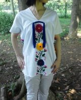 メキシコ刺繍・ヤララの花刺繍とタッセルのブラウス
