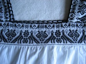 画像4: メキシコ刺繍・オトミ族の鳥刺繍ブラウス・マンタ・ブラック・パフスリーブ