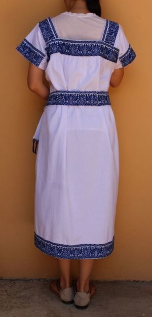 画像2: メキシコ刺繍・ナワ族の刺繍ワンピース・マンタ×ブルー刺繍　ベルト付　