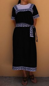 画像: メキシコ刺繍・ナワ族の刺繍ワンピース・マンタブラック×ブラック刺繍　ベルト付　
