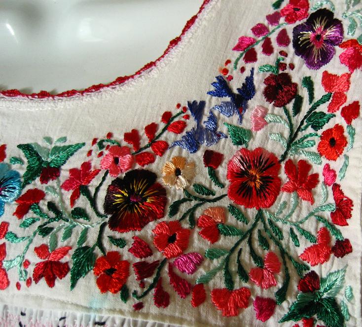 画像: メキシコ刺繍ブラウス・サンアントニーノ白・鳥とパンジー刺繍