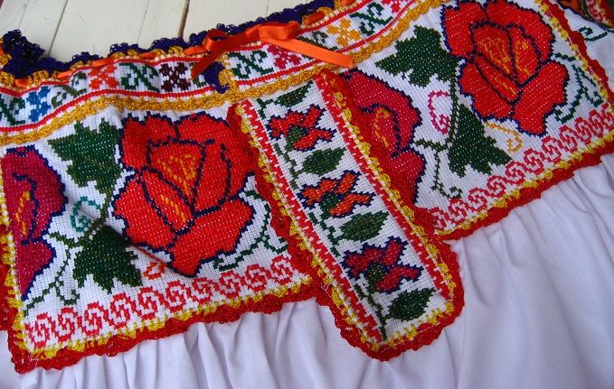 画像: メキシコ刺繍チャティーノの花の刺繍ブラウス