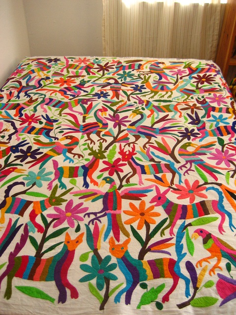画像: オトミ族の鹿鳥花カラフル刺繍クロス(ベッドカバーサイズ)