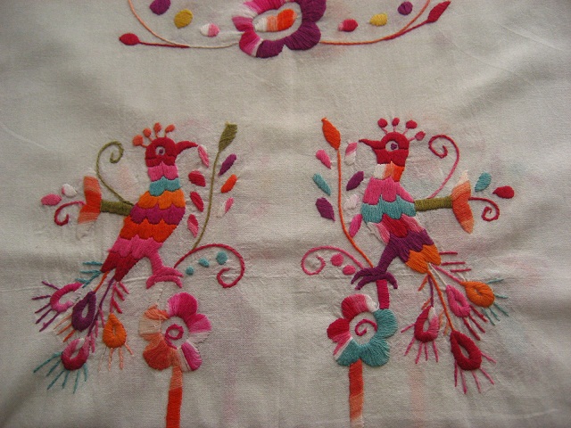 画像: メキシコ刺繍・マサテコ族の孔雀と花刺繍のブラウス