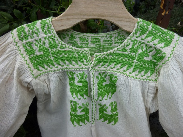画像: メキシコ刺繍ベビー服・サポテコ族の鹿刺繍ブラウス・ライムグリーン