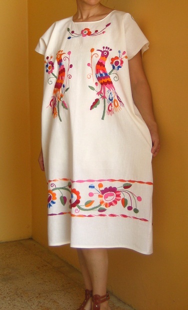 メキシコ刺繍・マサテコ族の花と孔雀刺繍のワンピース