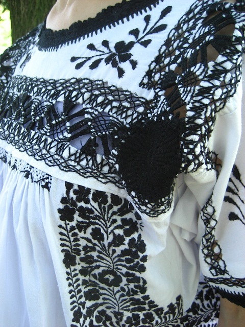 画像: メキシコ刺繍サン・アントニーノ刺繍ワンピース・白地黒刺繍ドロンワーク