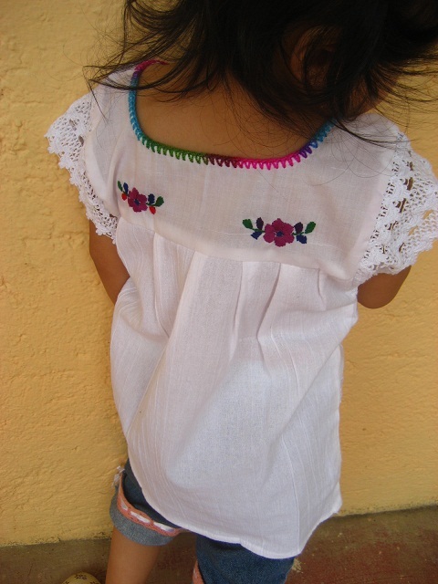 画像: ベビー用メキシコテワカン刺繍ガーゼ生地ブラウス・花2〜3歳用