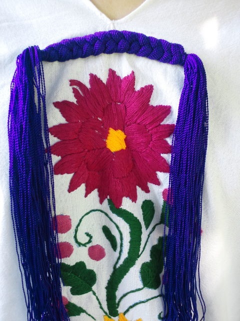 画像: メキシコ刺繍・ヤララの花刺繍とタッセルのブラウス