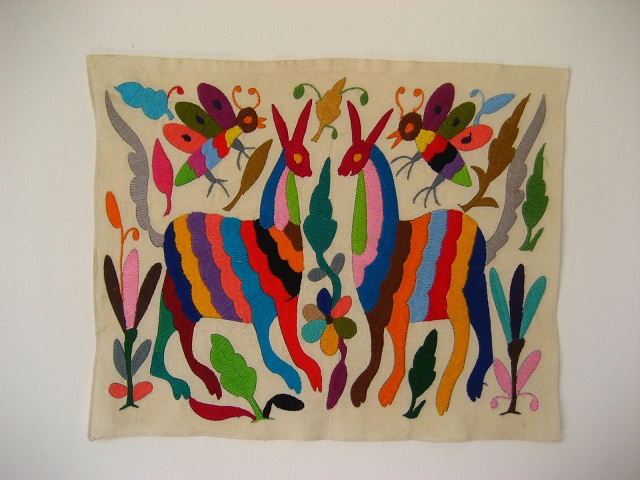 画像: オトミ族の鹿蜂花カラフル刺繍クロス(S)