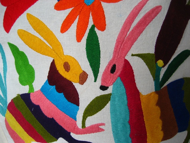 画像: オトミ族の鹿花カラフルクッションカバー