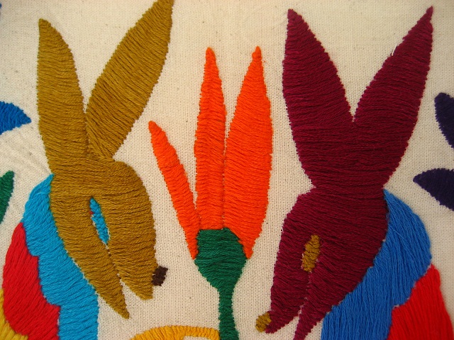 画像: オトミ族のウサギと花カラフル刺繍クロス(S)