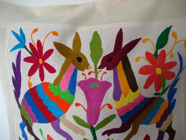 画像: オトミ族の鹿花カラフルクッションカバー