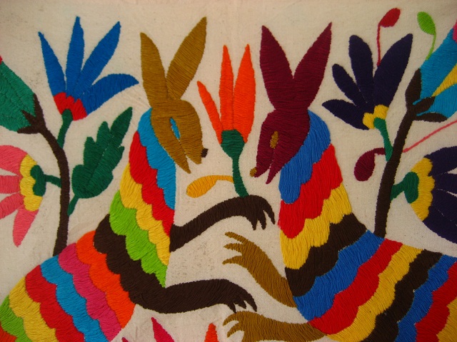 画像: オトミ族のウサギと花カラフル刺繍クロス(S)