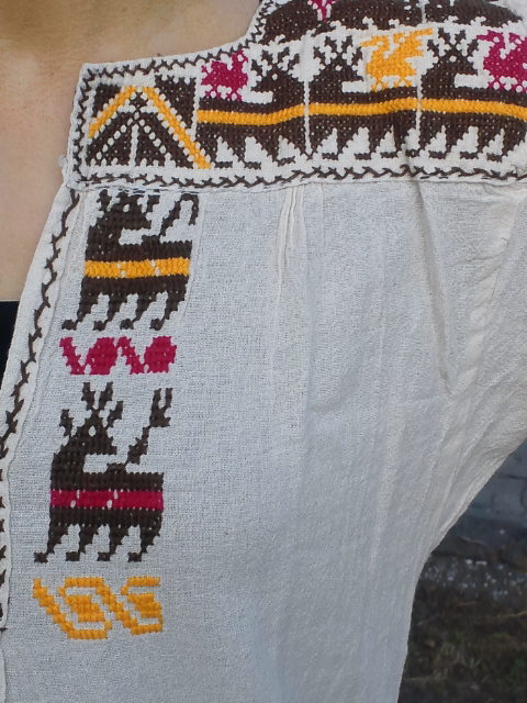 画像: 再入荷☆メキシコ刺繍・サポテコ族の鹿刺繍ブラウス・ブラウン