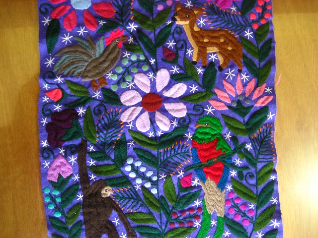 画像: メキシコ刺繍・チアパスの動物刺繍テーブルランナー・パープル