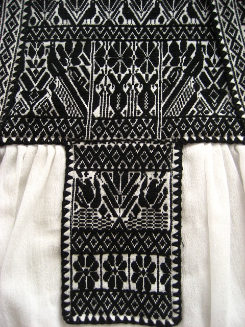 画像: 再入荷！メキシコ刺繍・ナワ族の豪華伝統刺繍ブラウス・白地黒刺繍