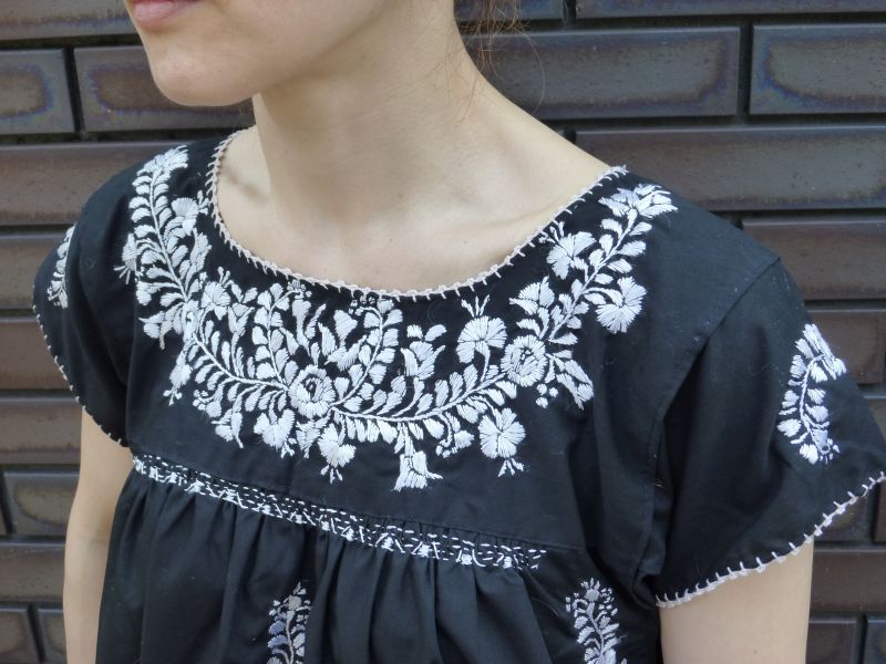 画像: メキシコ刺繍ブラウスサンアントニーノ・ブラック・シルバー刺繍