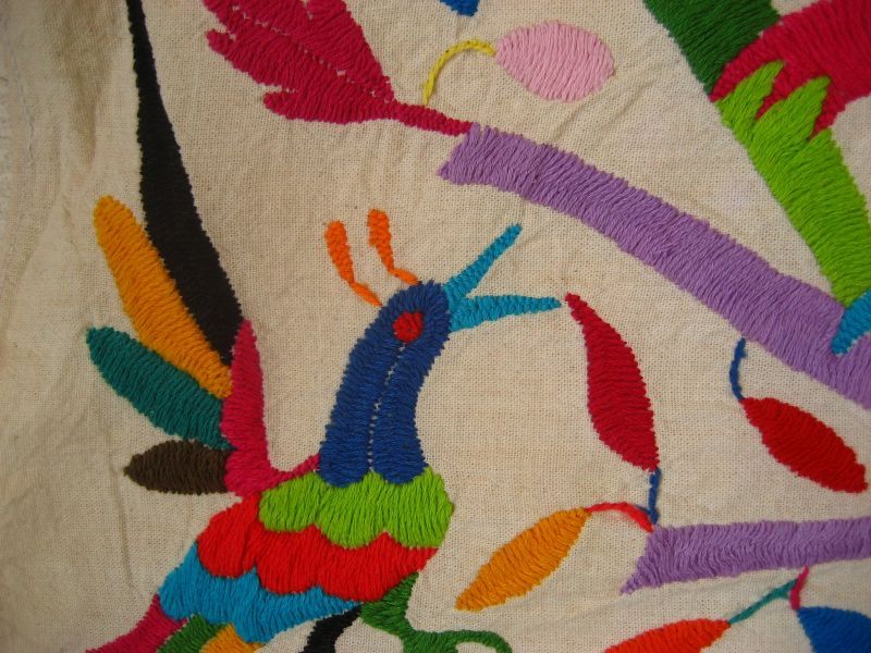 画像: オトミ族のコヨーテ鳥花カラフル刺繍クロス(S)
