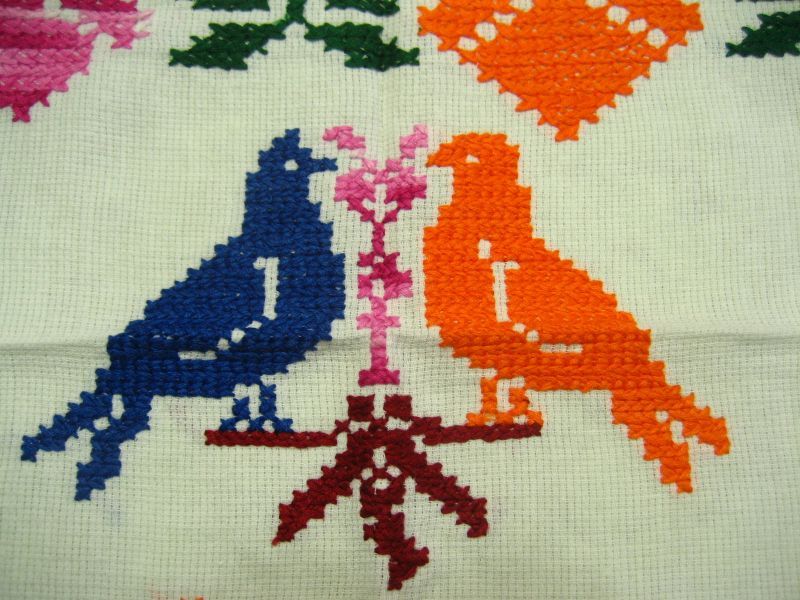 画像: メキシコ刺繍・マサテコ族の刺繍クロス・向い合う小鳥とお花