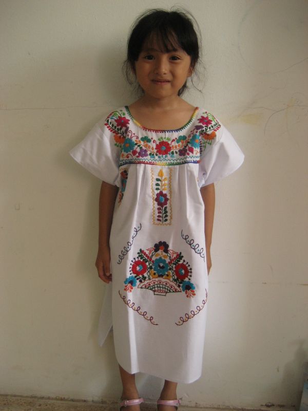画像: 子供用刺繍ワンピース・ホワイト3〜4歳用