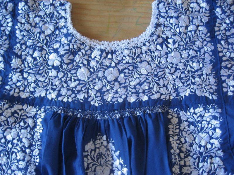 画像: メキシコ刺繍サン・アントニーノ刺繍ブラウス・ブルー地白刺繍・裾刺繍