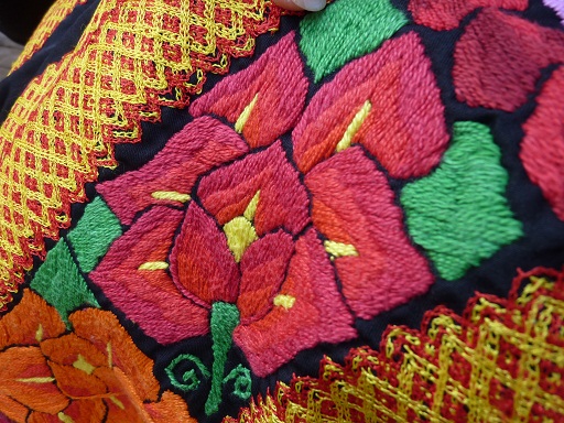画像4: メキシコ刺繍テワナ刺繍ブラウス・サテン・脇縫いなし・クッションカバーにも
