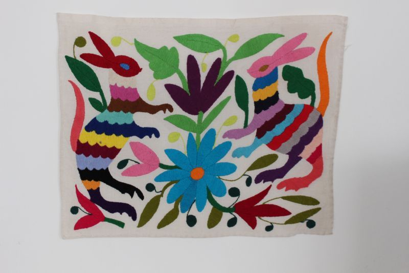 画像: オトミ族のうさぎと花カラフル刺繍クロス(S)