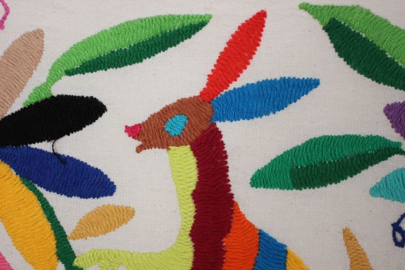 画像: オトミ族の3頭の鹿と花カラフル刺繍クロス(S)