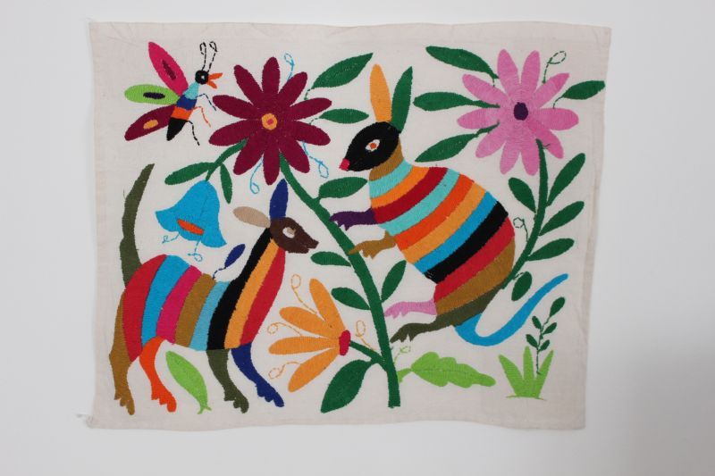 画像: オトミ族のうさぎと鹿花カラフル刺繍クロス(S)