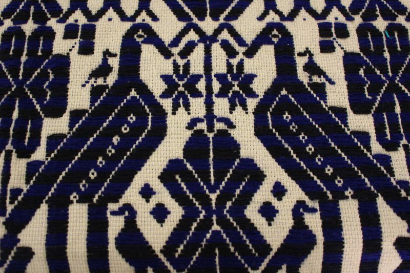 画像: メキシコ刺繍・マサワ族の鳥刺繍テーブルランナー・ブルー