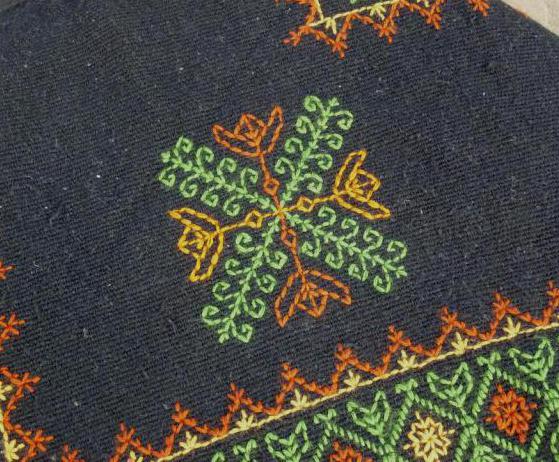 画像: メキシコ刺繍ポンチョ・幾何学模様黒地緑・オレンジ刺繍
