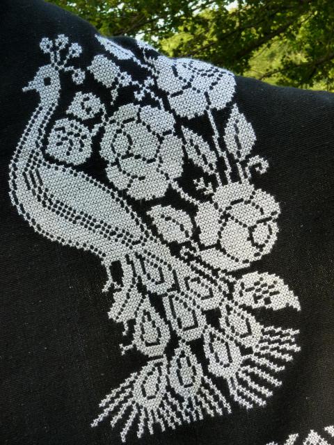 画像: メキシコ刺繍ショール・孔雀柄・黒