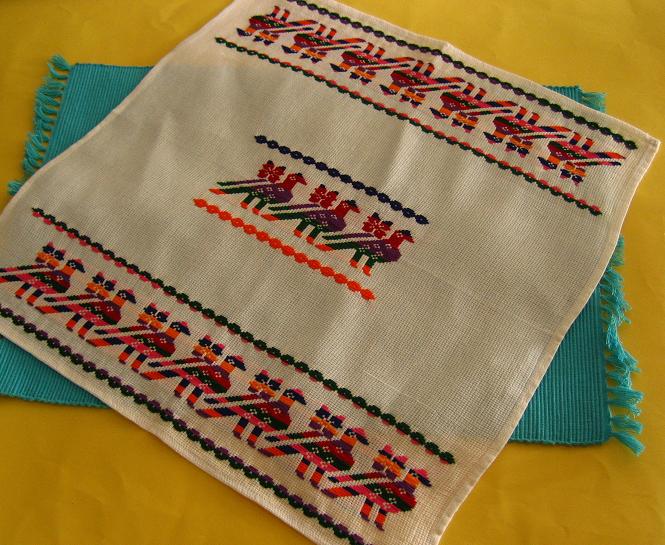 画像: メキシコ刺繍・マサテコ族の鳥刺繍クロス