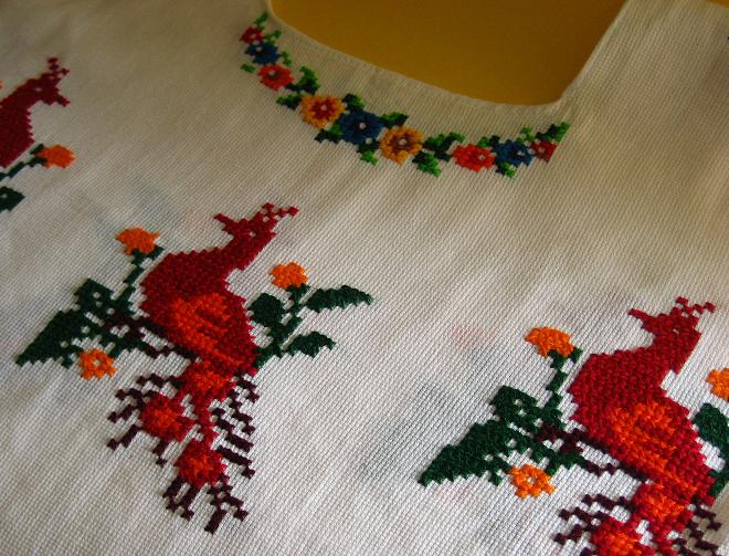 画像: メキシコ刺繍孔雀と花刺繍のブラウス