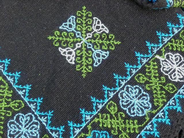 画像: メキシコ刺繍ポンチョ・幾何学模様黒地緑・ターコイズ刺繍