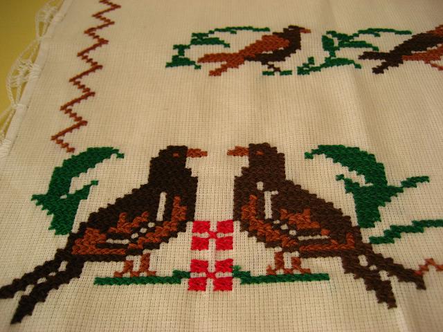 画像: メキシコ刺繍・マサテコ族の刺繍クロス・2羽の鳥ブラウン