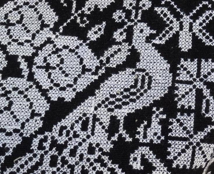 画像: メキシコ刺繍ポンチョ動物柄・黒地白刺繍