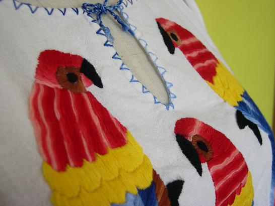 画像: メキシコ刺繍コンゴウインコの刺繍ブラウス