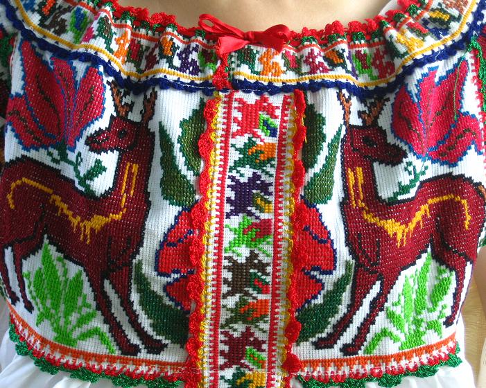 画像: メキシコ刺繍チャティーノの鹿の刺繍ブラウス