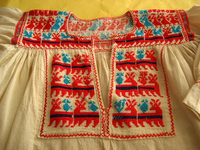 画像: メキシコ刺繍・サポテコ族の鹿刺繍ブラウス