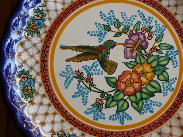 画像: メキシコタラベラ焼き飾り皿・ハチドリ円形