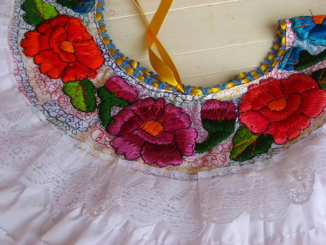 画像: メキシコ刺繍チアパスの花刺繍レースブラウス