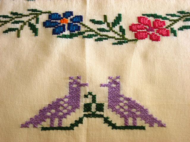 画像: メキシコ刺繍・マサテコ族の刺繍クロス・花と小鳥