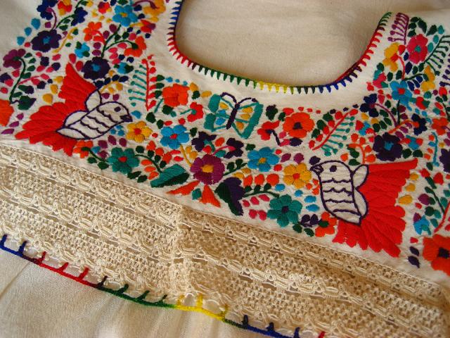 画像: メキシコ刺繍・鳥と花と蝶の刺繍レースワンピース