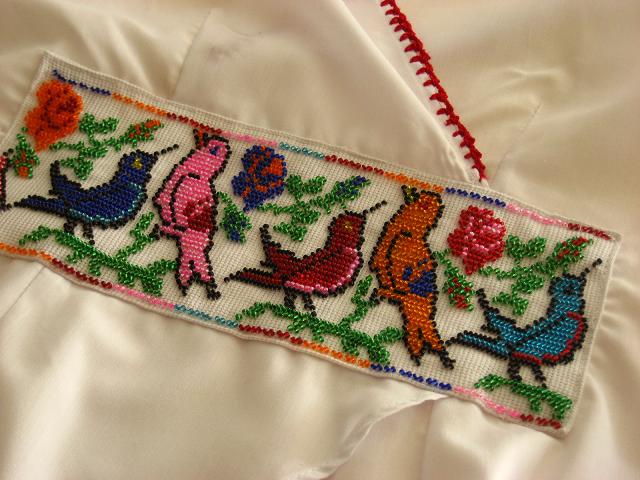 画像: メキシコ刺繍・ナワ族のカシュクール鳥ビーズ刺繍ブラウス
