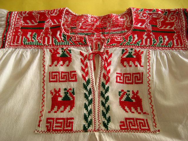 画像: メキシコ刺繍・サポテコ族の鹿とトナカイの刺繍ブラウス